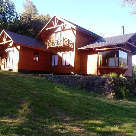 Cabañas Los Canelos Pucon, Hermosa Granja de 20 hectaréas a orillas del Río Liucura Exterior foto