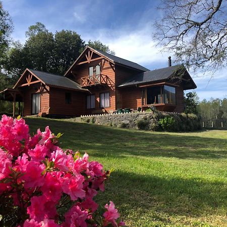 Cabañas Los Canelos Pucon, Hermosa Granja de 20 hectaréas a orillas del Río Liucura Exterior foto