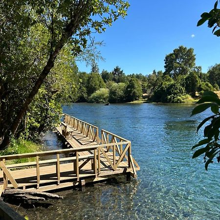 Cabañas Los Canelos Pucon, Hermosa Granja de 20 hectaréas a orillas del Río Liucura Exterior foto