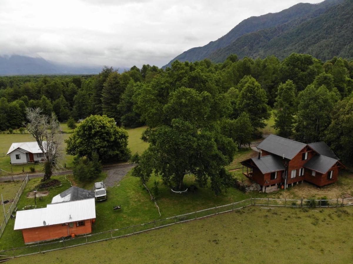 Cabañas Los Canelos Pucon, Hermosa Granja de 20 hectaréas a orillas del Río Liucura Exterior foto