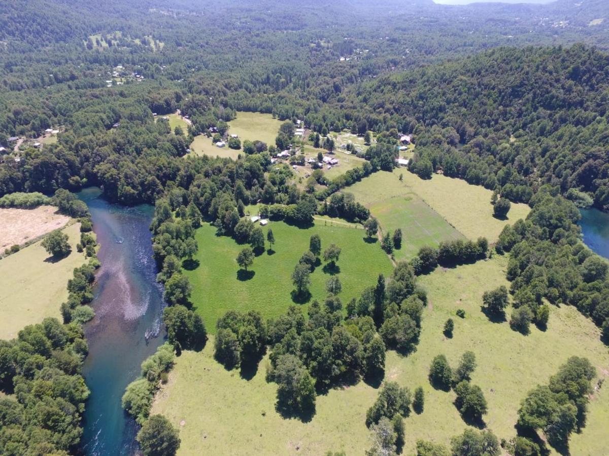 Cabañas Los Canelos Pucon, Hermosa Granja de 20 hectaréas a orillas del Río Liucura Exterior foto