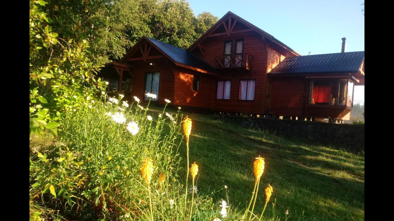 Cabañas Los Canelos Pucon, Hermosa Granja de 20 hectaréas a orillas del Río Liucura Exterior foto