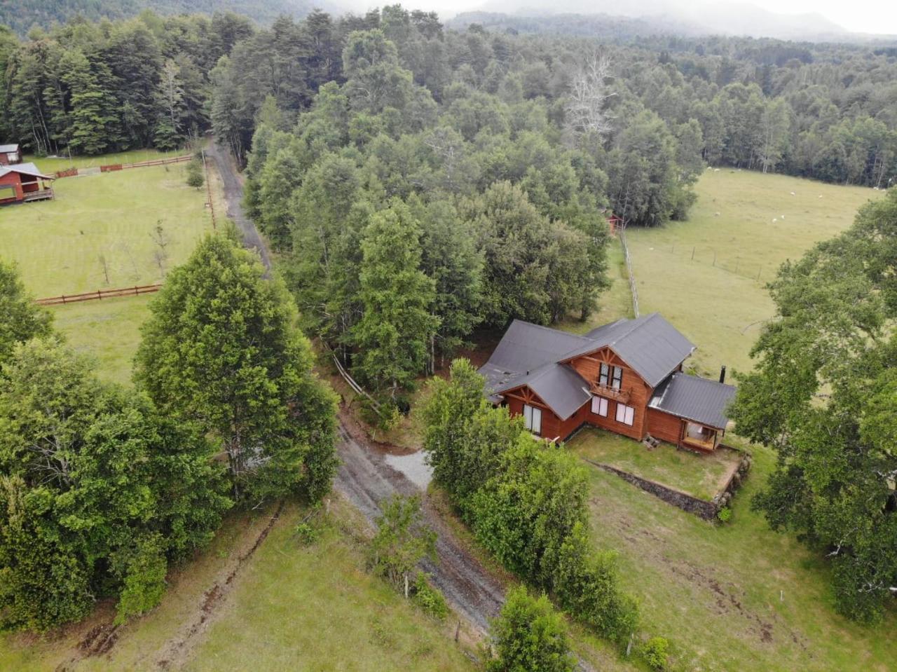 Cabañas Los Canelos Pucon, Hermosa Granja de 20 hectaréas a orillas del Río Liucura Exterior foto