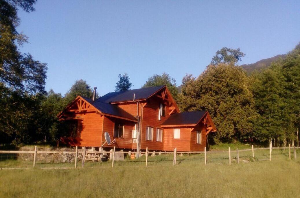 Cabañas Los Canelos Pucon, Hermosa Granja de 20 hectaréas a orillas del Río Liucura Exterior foto