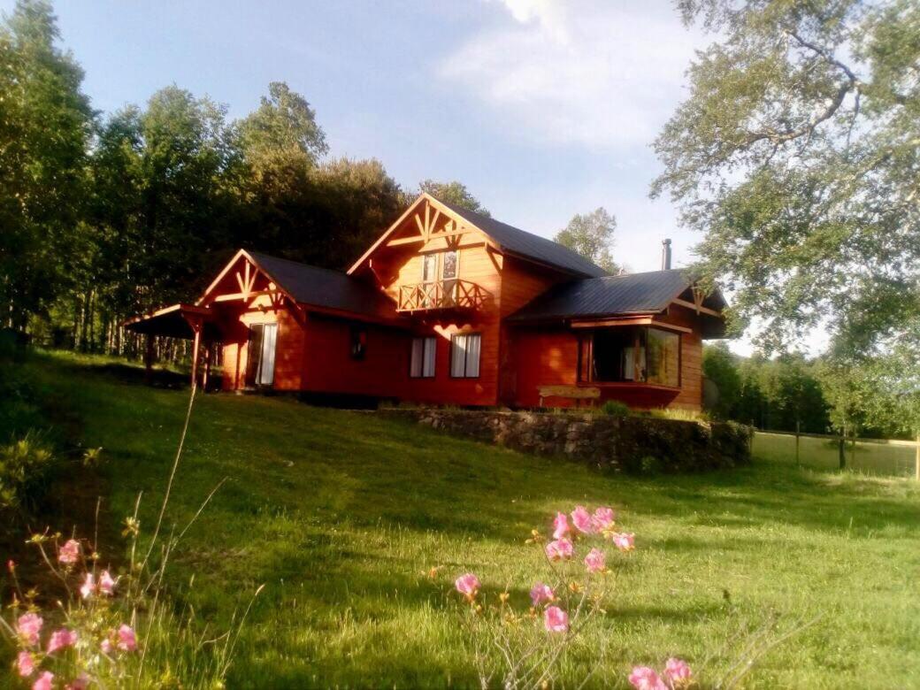 Cabañas Los Canelos Pucon, Hermosa Granja de 20 hectaréas a orillas del Río Liucura Exterior foto