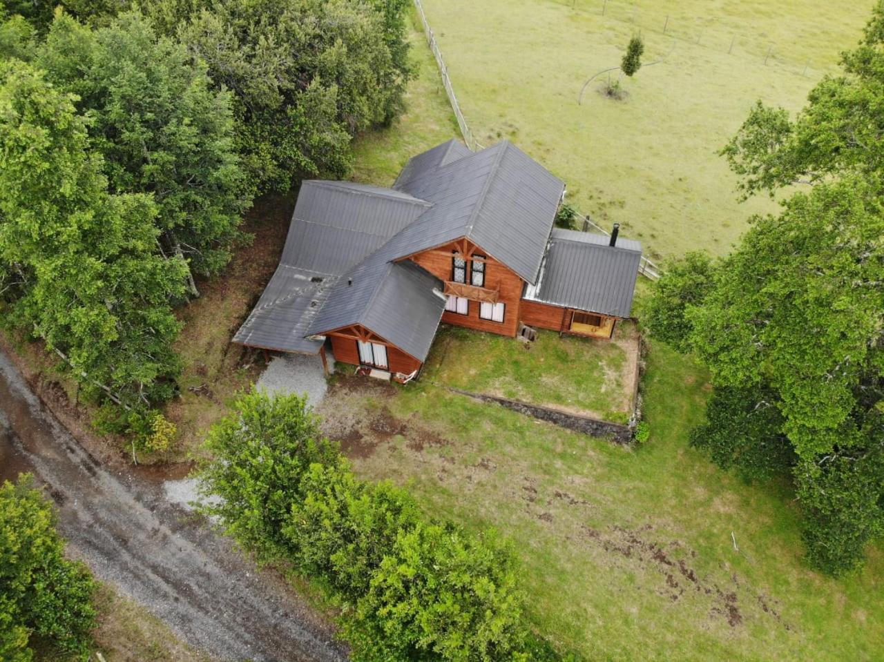 Cabañas Los Canelos Pucon, Hermosa Granja de 20 hectaréas a orillas del Río Liucura Exterior foto