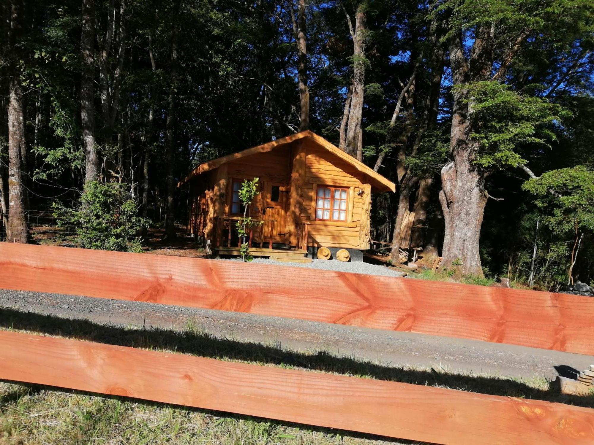 Cabañas Los Canelos Pucon, Hermosa Granja de 20 hectaréas a orillas del Río Liucura Exterior foto