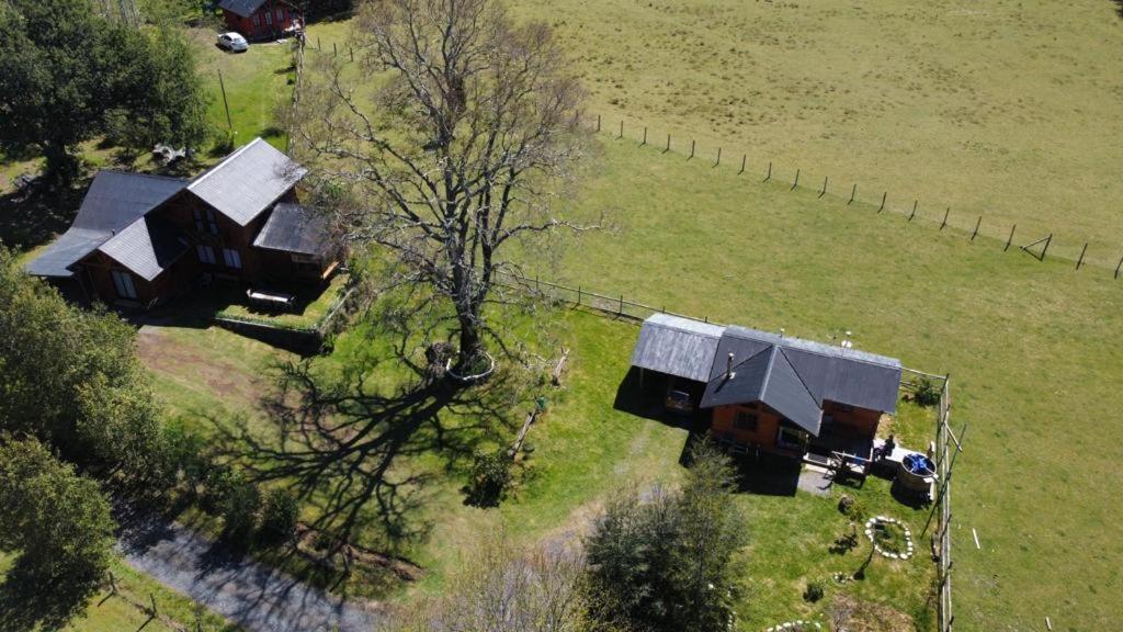 Cabañas Los Canelos Pucon, Hermosa Granja de 20 hectaréas a orillas del Río Liucura Exterior foto