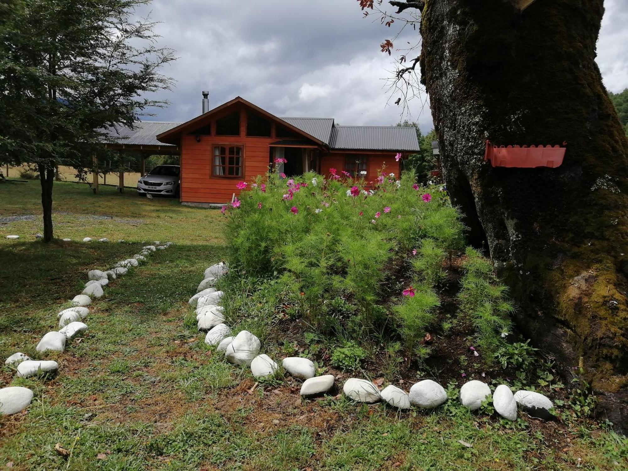 Cabañas Los Canelos Pucon, Hermosa Granja de 20 hectaréas a orillas del Río Liucura Exterior foto